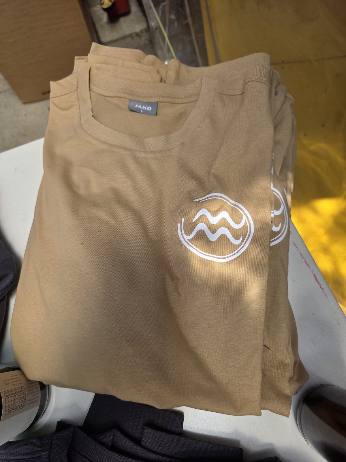 T-Shirt in Sand mit Mosig-Moments-Welle