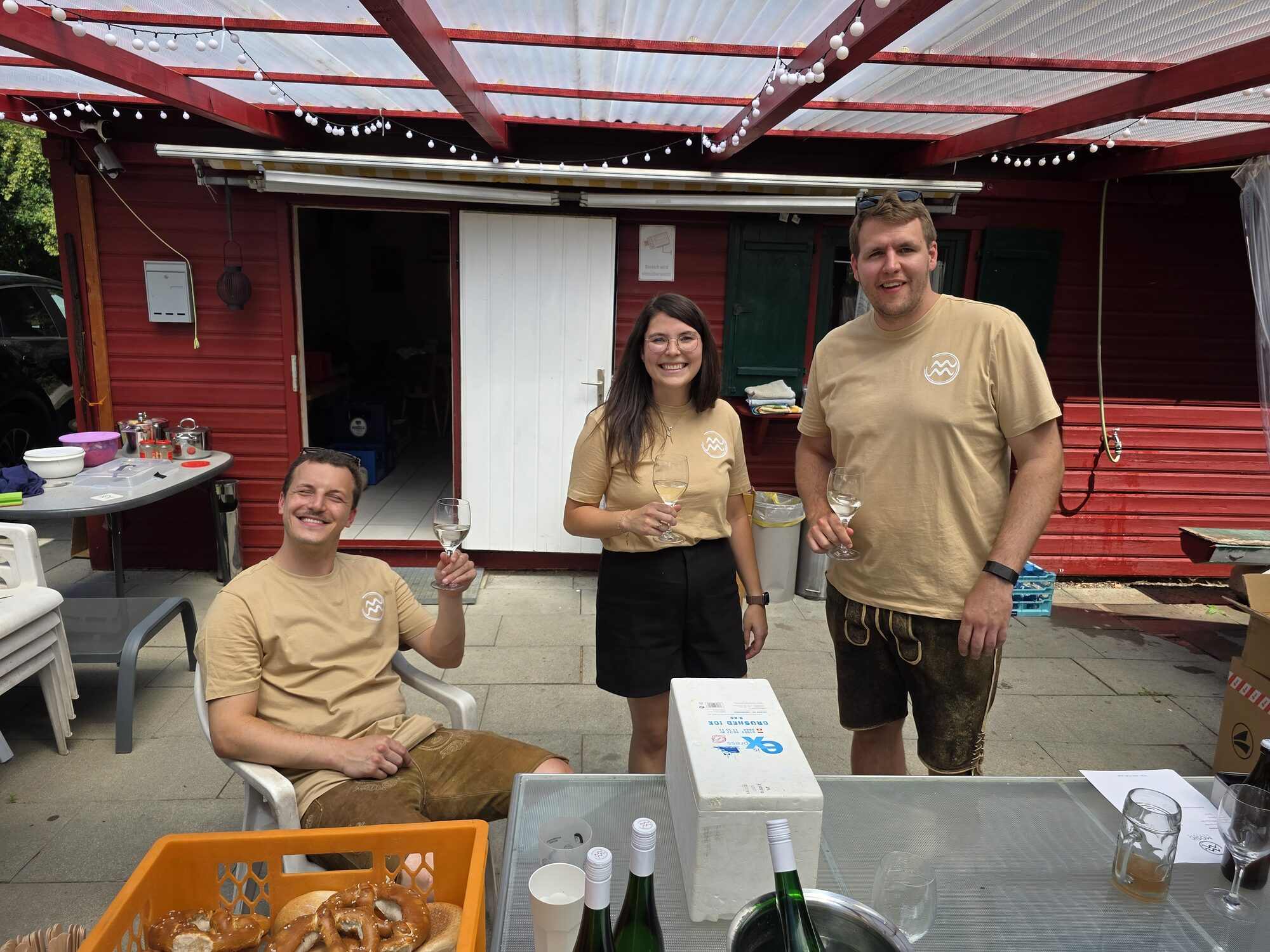 Max und Markus mit Freundin an der Hütte in Augsburg