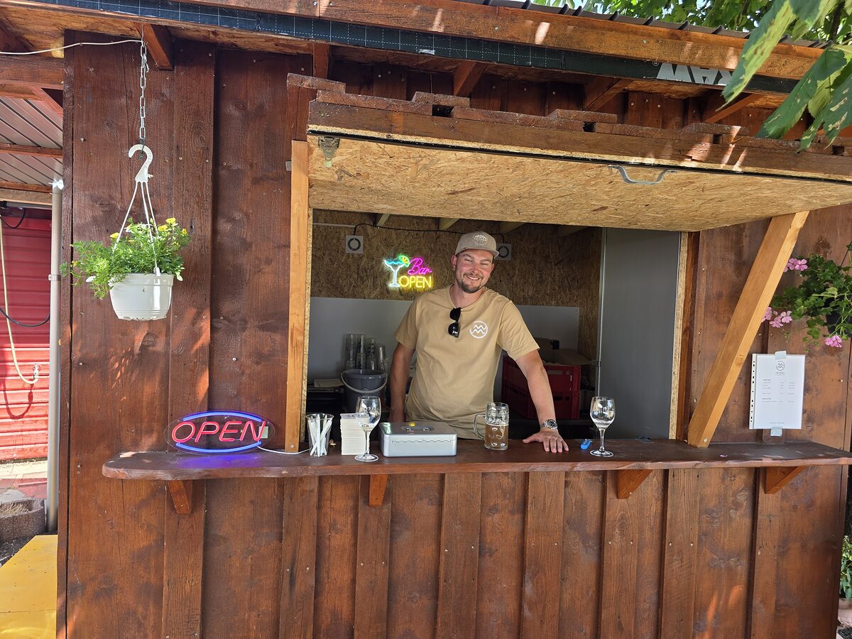 Unsere Bar mit Open-Schild